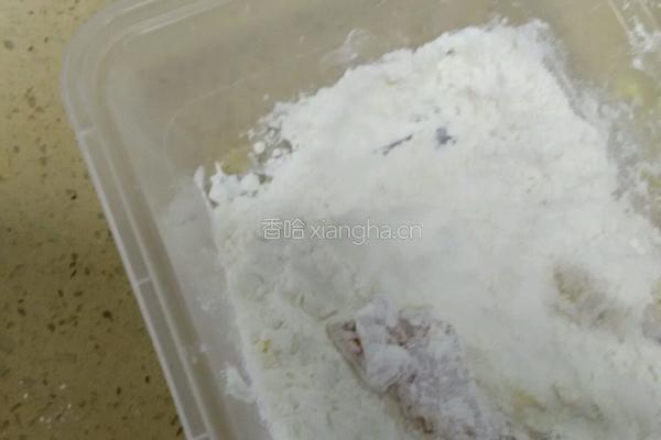 酥炸鲈鱼条的做法图解4