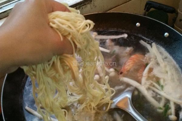 ，鲜虾骨头杂锦拉面的做法图解8