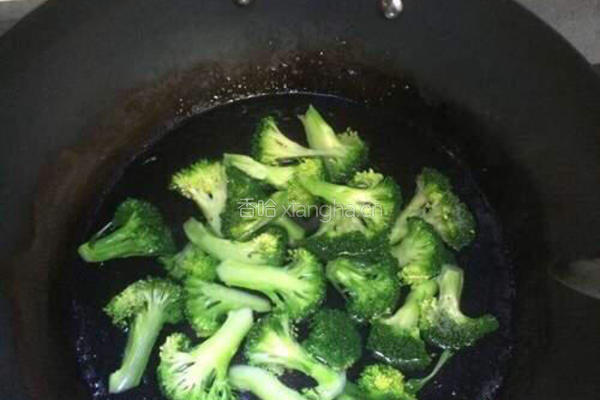 西兰花胡萝卜炒肉片的做法图解3
