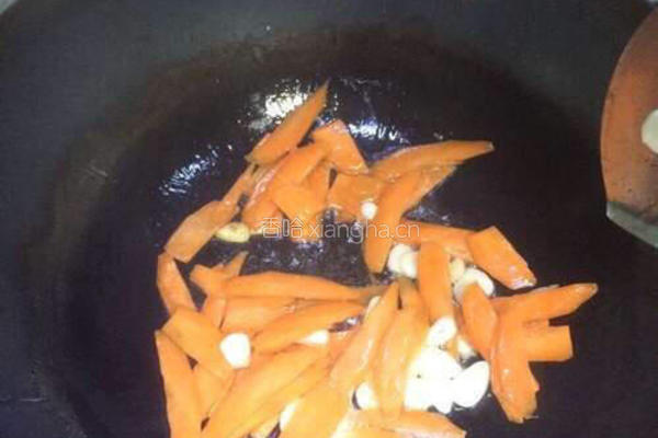 西兰花胡萝卜炒肉片的做法图解6