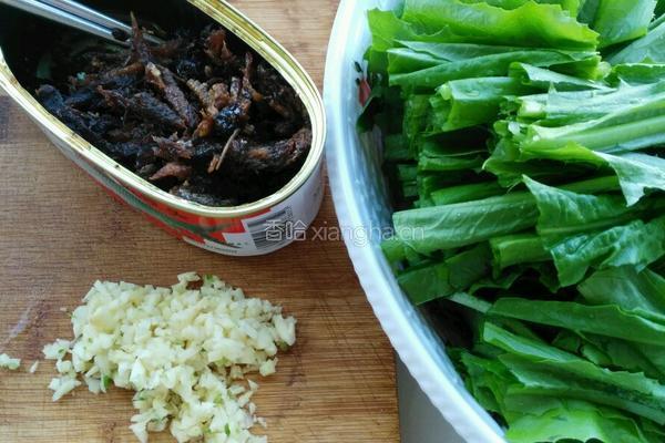 豆豉鲮鱼油麦菜的做法图解1