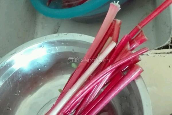 爆炒萝卜杆的做法图解2