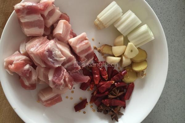 香辣红烧肉炖土豆的做法图解1