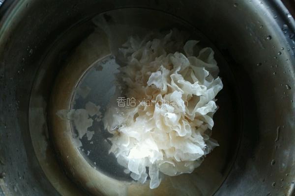 桃胶百合银耳羹的做法图解4