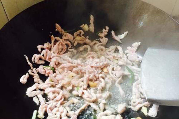 香菇绿豆芽炒肉丝的做法图解4