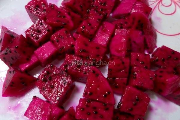 蒜苔炒鸡蛋瘦肉火龙果的做法图解3
