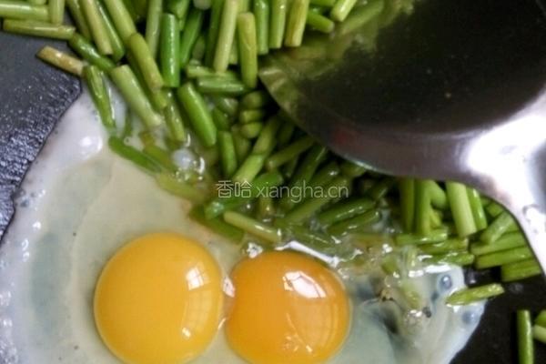 蒜苔炒鸡蛋瘦肉火龙果的做法图解6