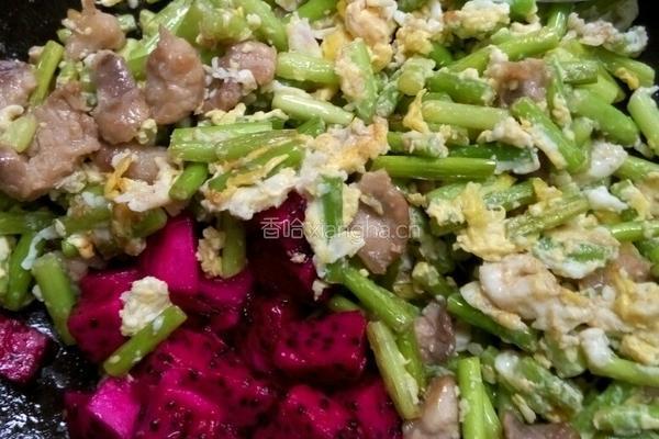 蒜苔炒鸡蛋瘦肉火龙果的做法图解8