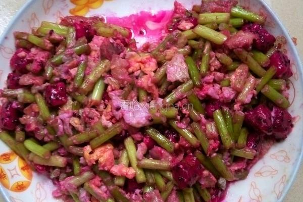 蒜苔炒鸡蛋瘦肉火龙果的做法图解9