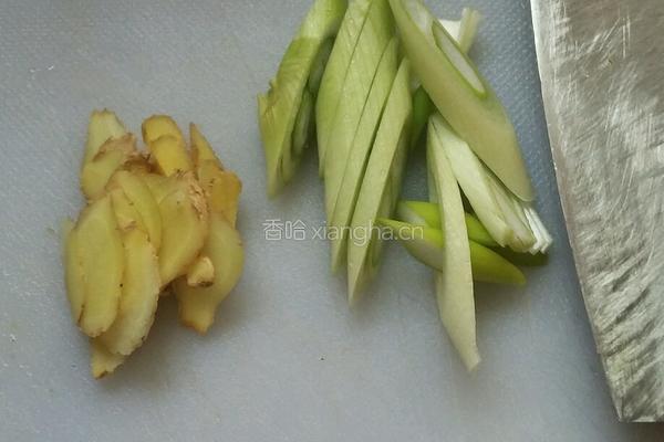 家常炖鲤鱼的做法图解1