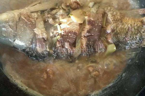家常炖鲤鱼的做法图解5