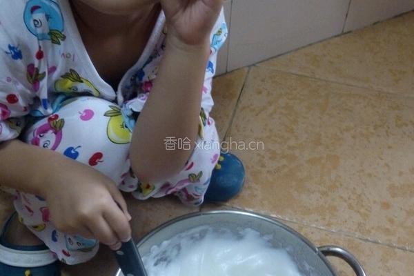 ＃乐享陶瓷＃宝宝第一次做蛋糕（电饭锅版）的做法图解3