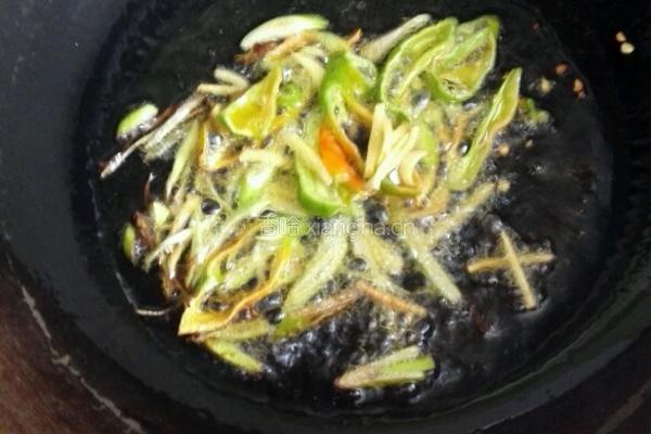 芹菜豆角小炒肉的做法图解2