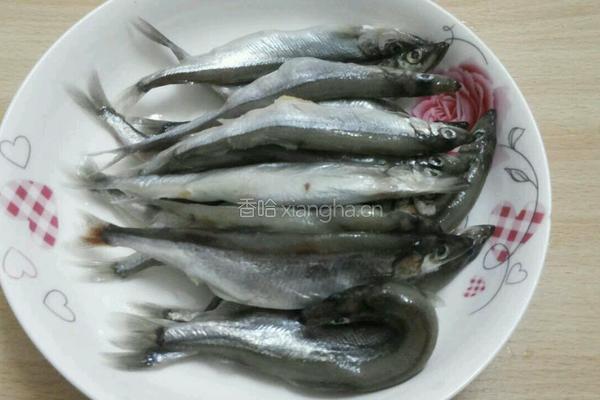 飘香多春鱼的做法图解1