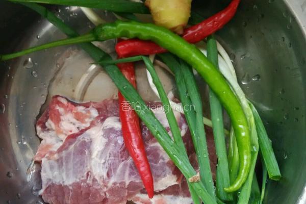 葱姜炒肉的做法图解1