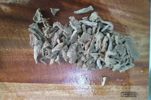 大蒜香芹炒牛肉的做法图解1