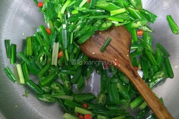 辣椒大蒜炒猪耳的做法图解3