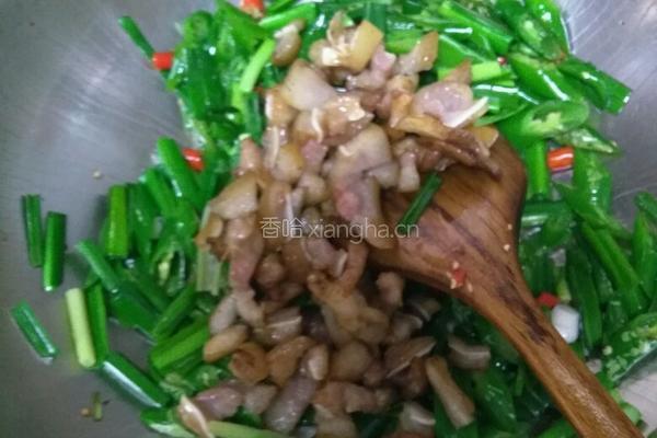 辣椒大蒜炒猪耳的做法图解4