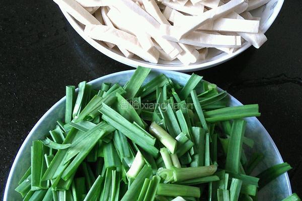 大蒜炒香干的做法图解1