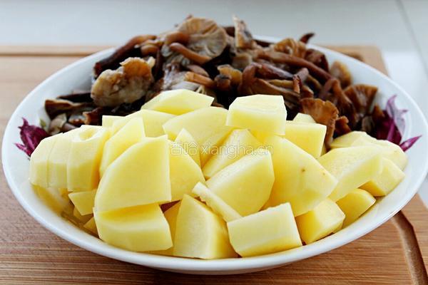 红烧鸡腿蘑菇的做法图解2