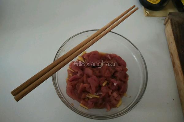 平菇炒肉的做法图解1
