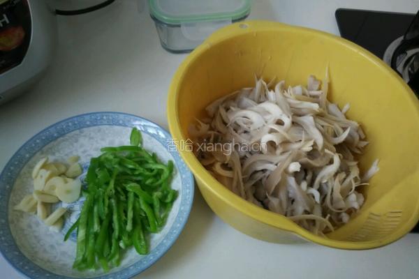 平菇炒肉的做法图解2