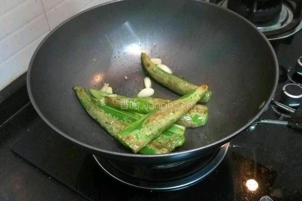 虎皮尖椒的做法图解1
