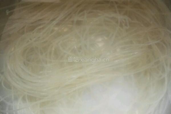 豆芽炒粉条的做法图解1