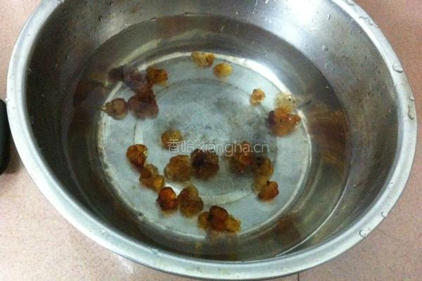 桃胶银耳羹的做法图解1