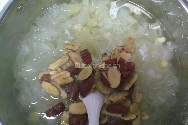冰糖银耳红枣莲子汤的做法图解9