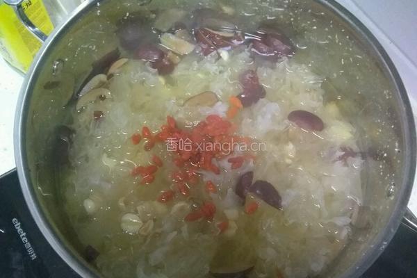 冰糖银耳红枣莲子汤的做法图解10