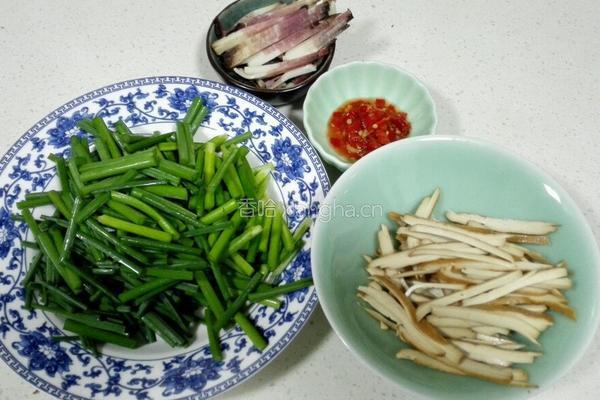 腊肉熏干炒韭菜花的做法图解1