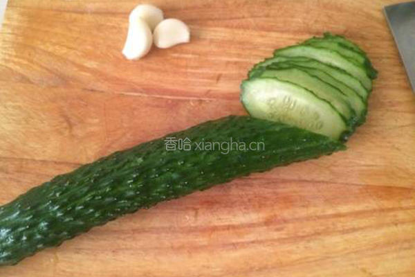 黄瓜拌干豆腐的做法图解1