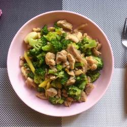 鸡腿肉炒西兰花的做法[图]