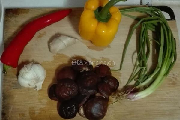 双椒蘑菇焖鸡块的做法图解2