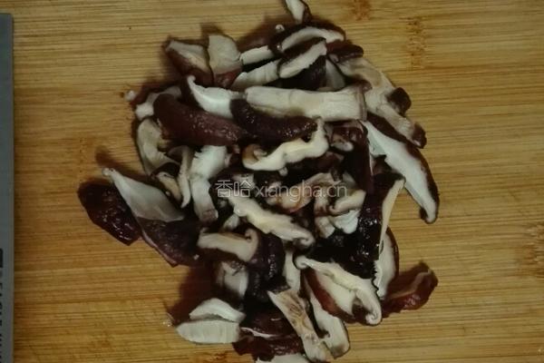 双椒蘑菇焖鸡块的做法图解4