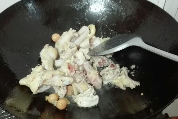 双椒蘑菇焖鸡块的做法图解5