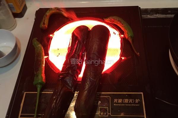 烧茄子和烧辣椒凉拌的做法图解1