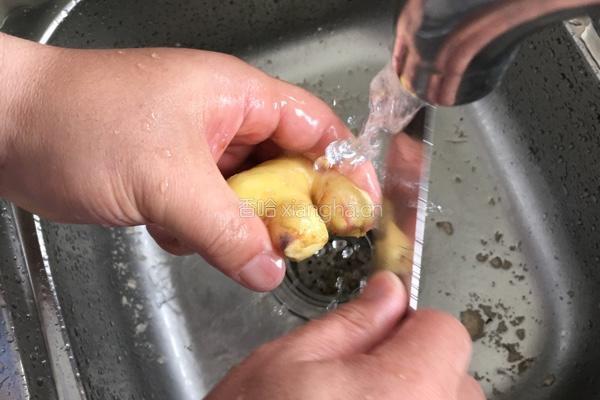 何首乌、黑豆炖猪脚的做法图解6
