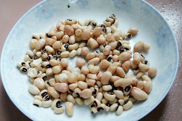 花生白豆排骨汤的做法图解5