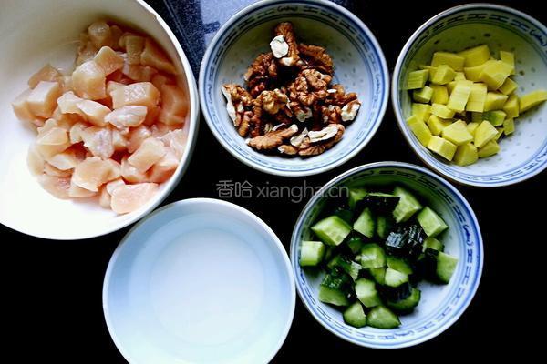 核桃仁炒鸡丁的做法图解1