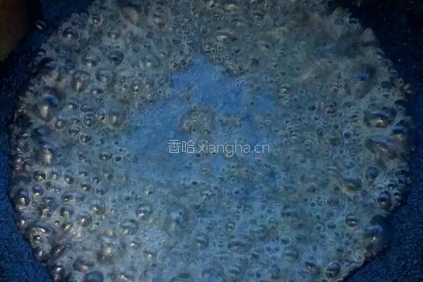 糖霜花生的做法图解2