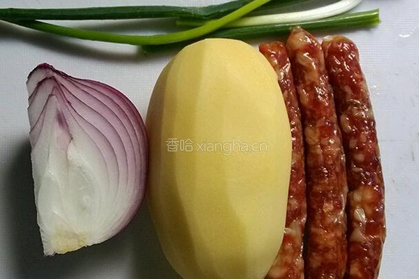 腊肠土豆的做法图解1