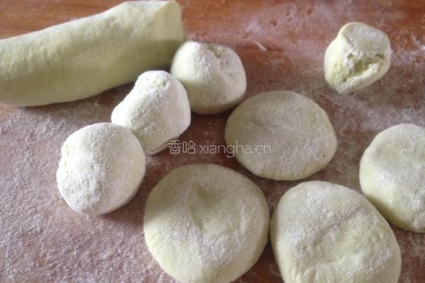 梅花饺的包法的做法图解2