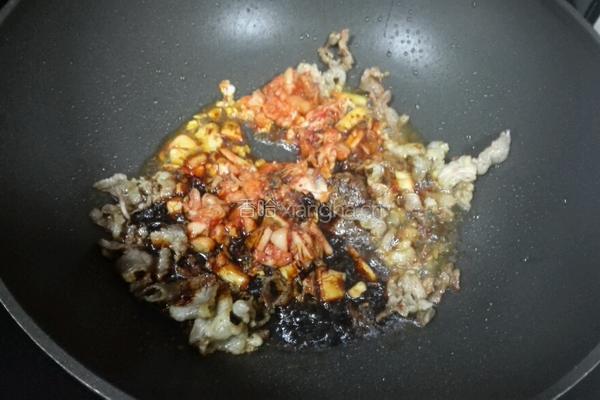 肥牛泡菜炒乌冬的做法图解3