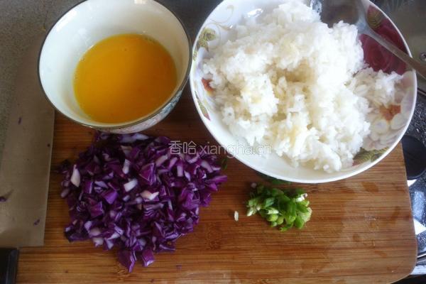 紫甘蓝蛋炒饭的做法图解1