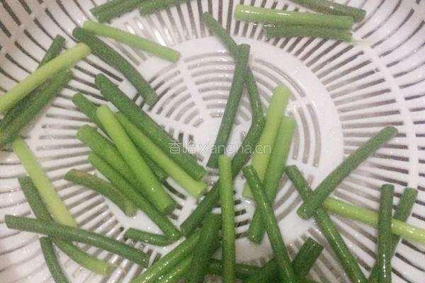 蒜苔炒蟹的做法图解5