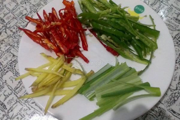 青红椒藕丝的做法图解1