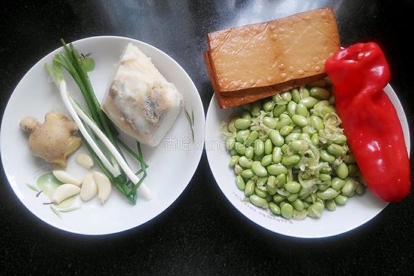 毛豆米烧咸肉的做法图解1
