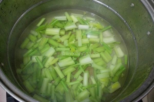 芹菜腐竹拌花生米的做法图解4